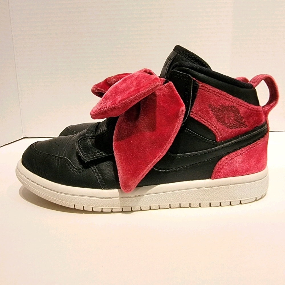 Air Jordan 1 mid Black Noble Red.